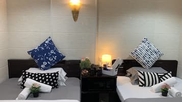 Quadruple Room | In-room safe, desk, WiFi, bed sheets