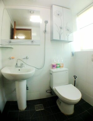 Shower, free toiletries, hair dryer, towels - Welcome Busan Guesthouse (Busan)