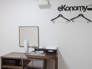 Kamar Double Ekonomi, kamar mandi pribadi (B Type- Small Window Near Hallway) | Didekorasi berbeda-beda, kedap suara, Wi-Fi gratis, dan seprai linen
