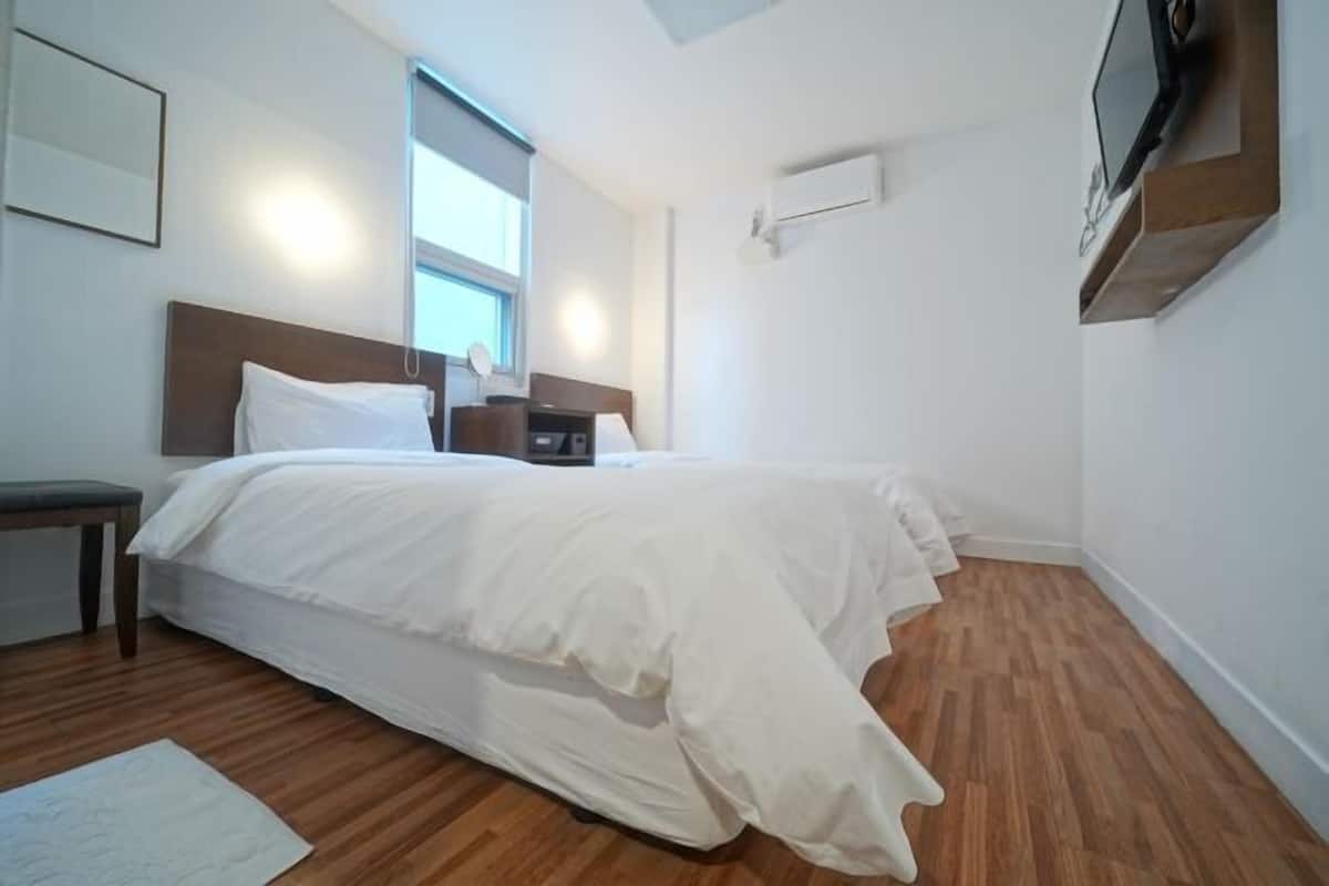 Decoración personalizada, insonorización, wifi gratis y ropa de cama