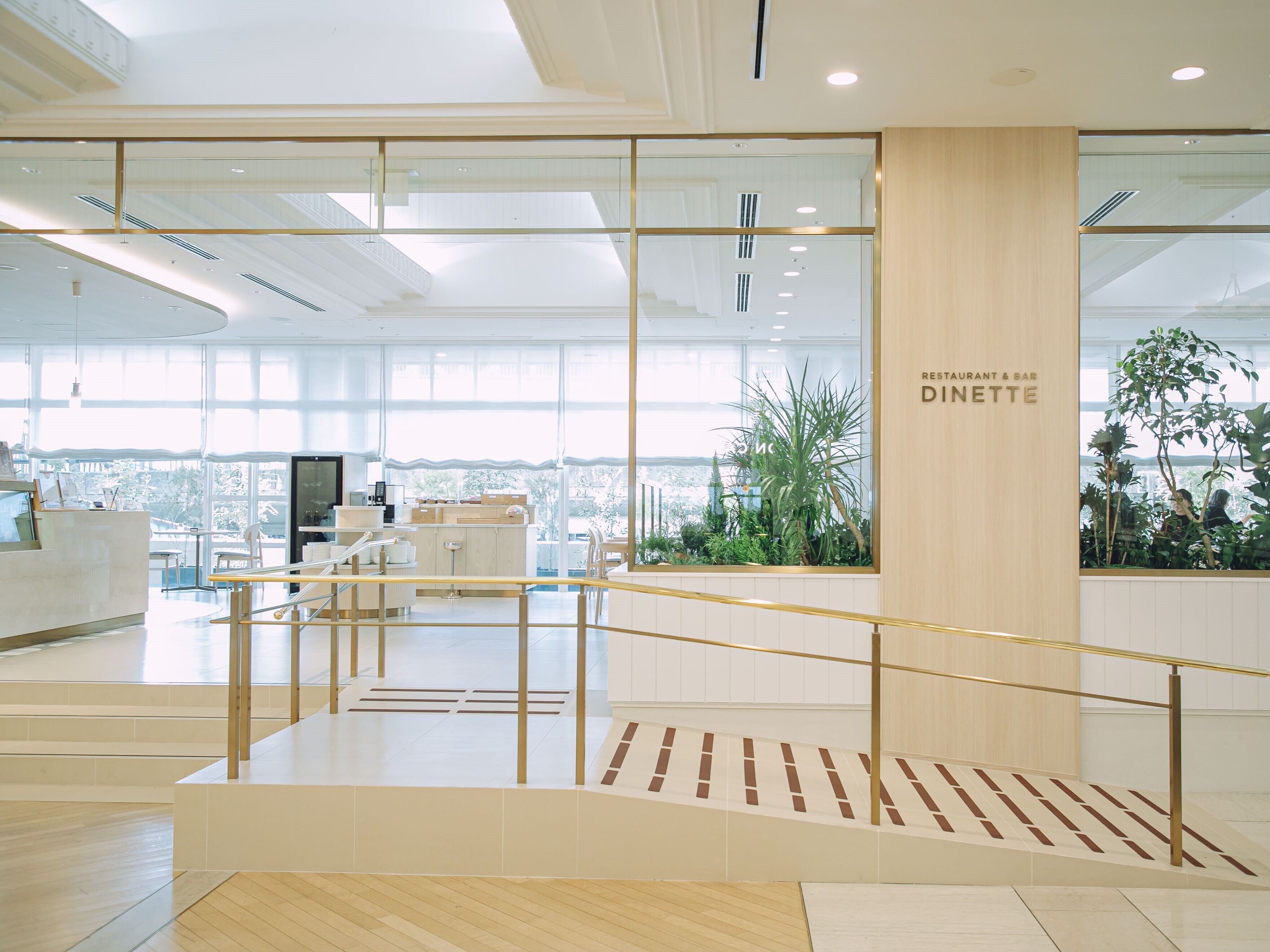 2 か所のレストラン、朝食、ランチ、ディナーに営業 (フランス料理)