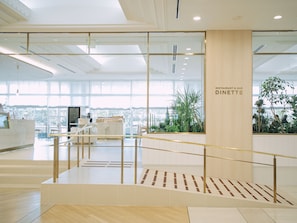 2 restaurants, servant le déjeuner et le dîner; cuisine française