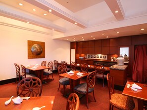 2 restaurants, breakfast, lunch, dinner served; French cuisine 