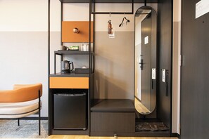 Chambre familiale avec lits jumeaux, non-fumeur | Aire de séjour | Téléviseur à DEL de 42 cm avec télévision numérique