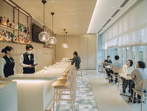 2 restaurants; breakfast, lunch and dinner served 