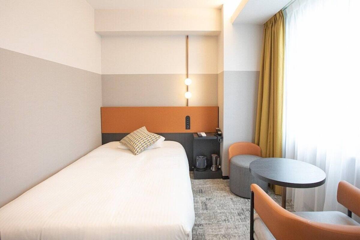 Desk, WiFi (free), bed sheets