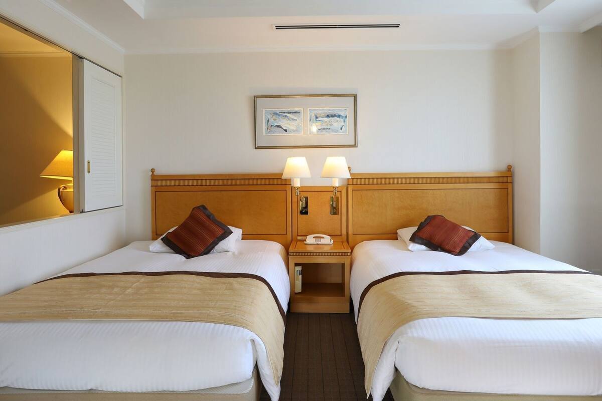 Meja kerja, Wi-Fi gratis, dan seprai linen