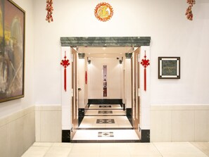 2 restaurants, servant le déjeuner et le dîner; cuisine française