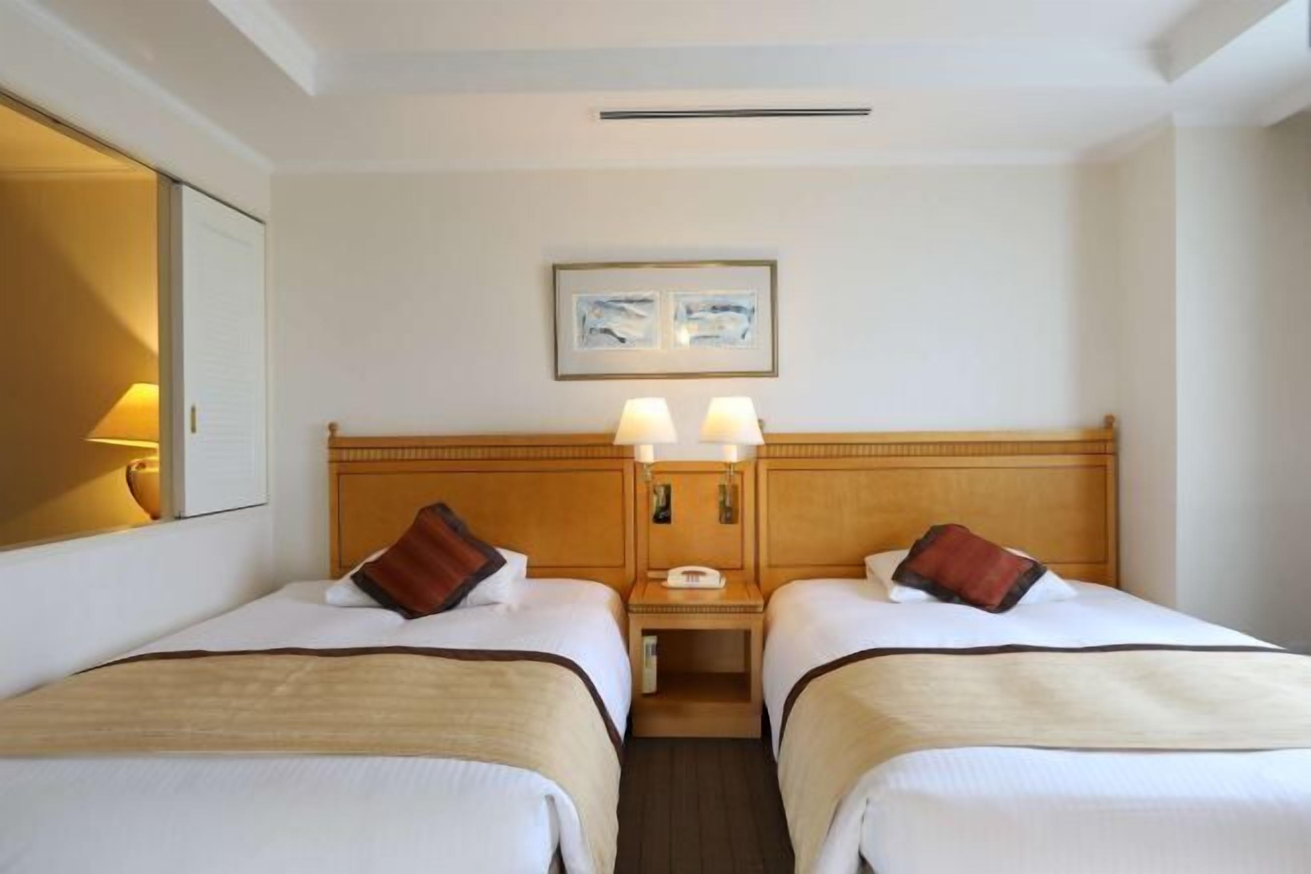 Escritorio, wifi gratis y ropa de cama 