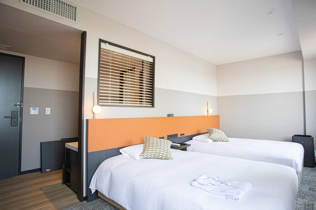 Family Twin Room, Non Smoking | Desk, WiFi (free), bed sheets