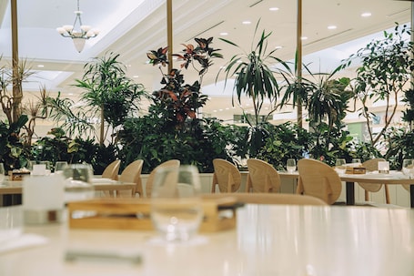 2 restaurantes; se sirve desayuno, almuerzo y cena; cocina francesa. Wishton Hotel Yukari