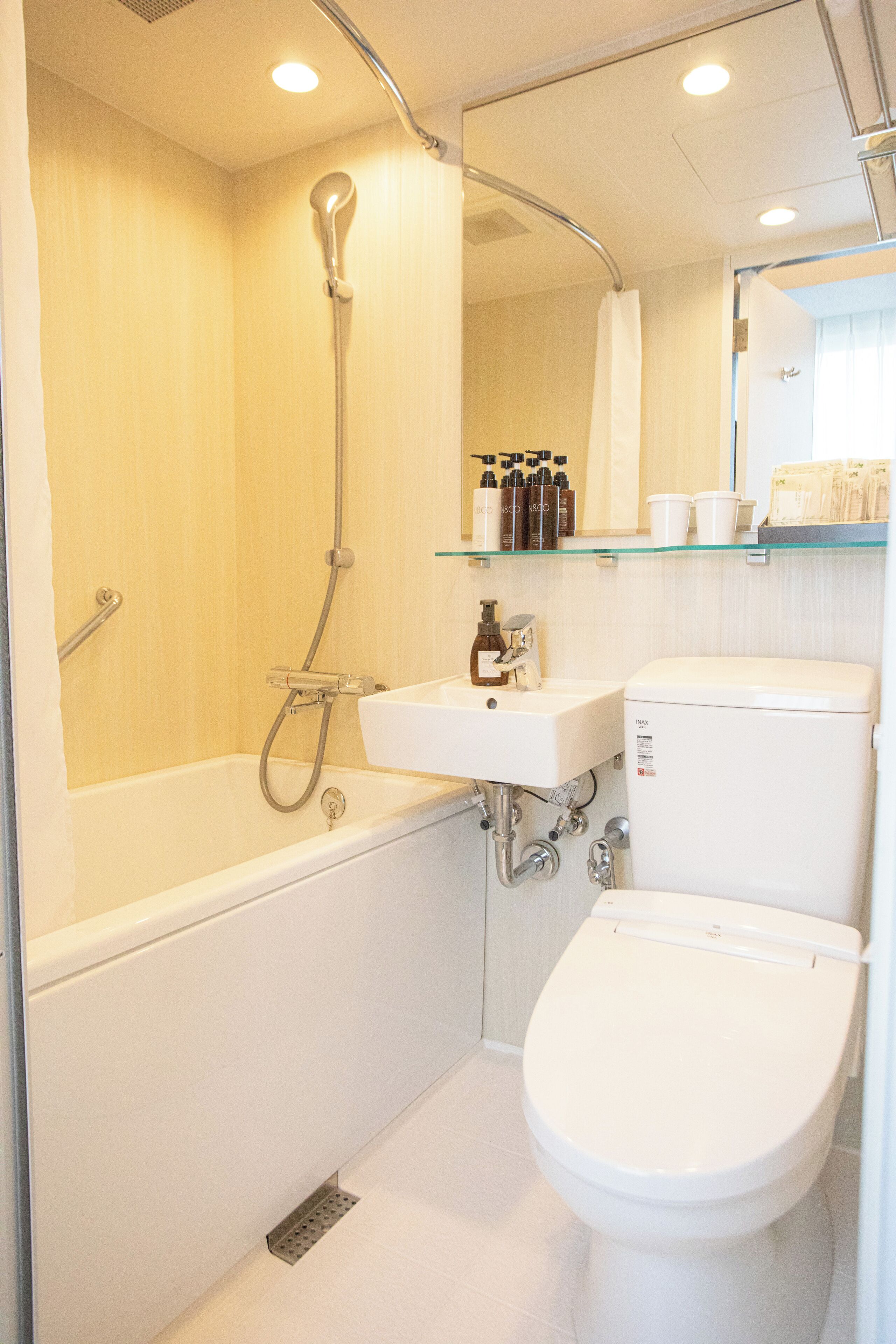 comfort single room, non smoking | bathroom | combined shower/bathtub, free toiletries, hair dryer, slippers