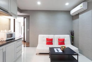 Suíte, 2 quartos | Área de estar | TV LCD 32 polegadas com canais a cabo, TV