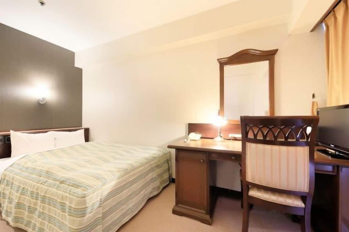 Bureau, rideaux occultants, fer et planche Ă  repasser, Wi-Fi gratuit