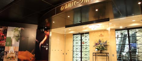 住宿正面 (夜晚)