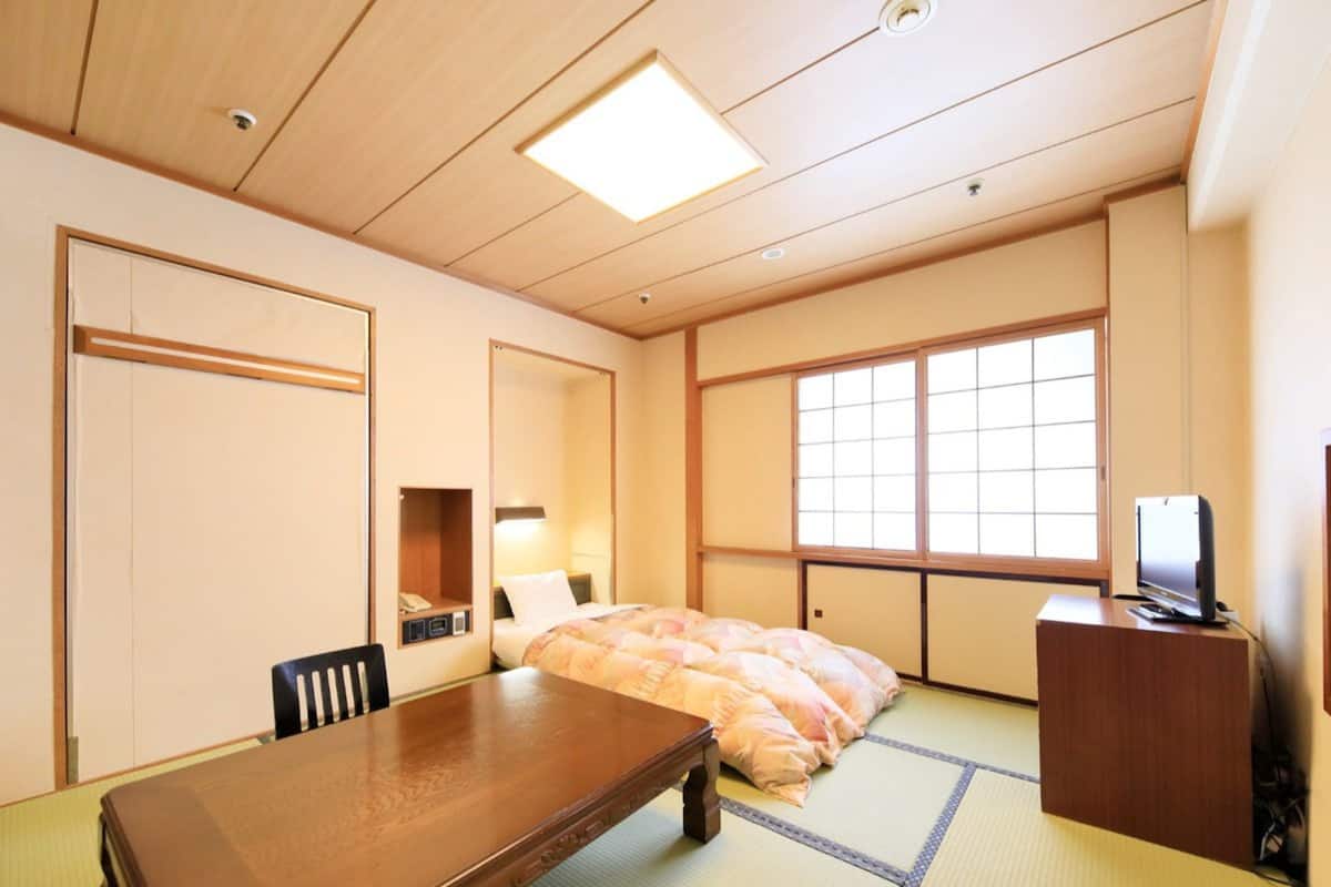 Habitación cuádruple de estilo japonés | Escritorio, cortinas opacas, tabla de planchar con plancha y wifi gratis