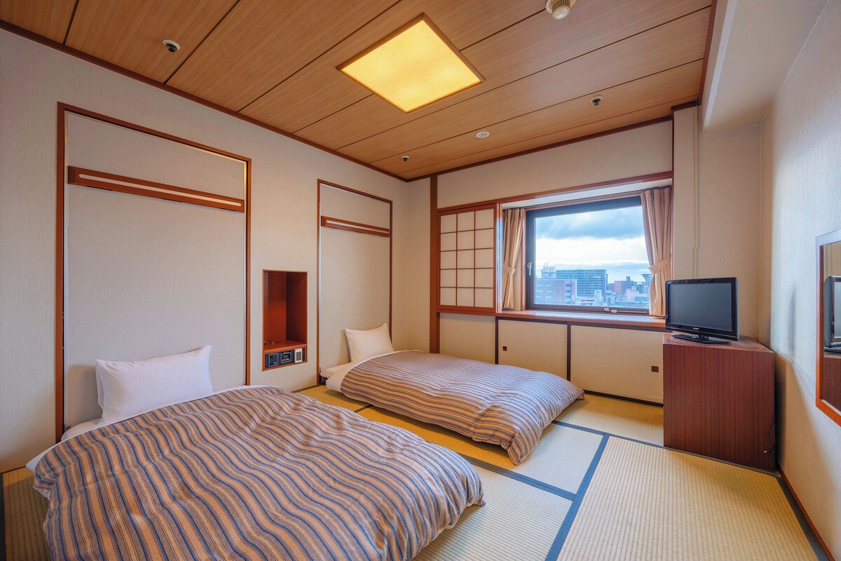 Habitación cuádruple de estilo japonés | Escritorio, cortinas blackout y tabla de planchar con plancha 