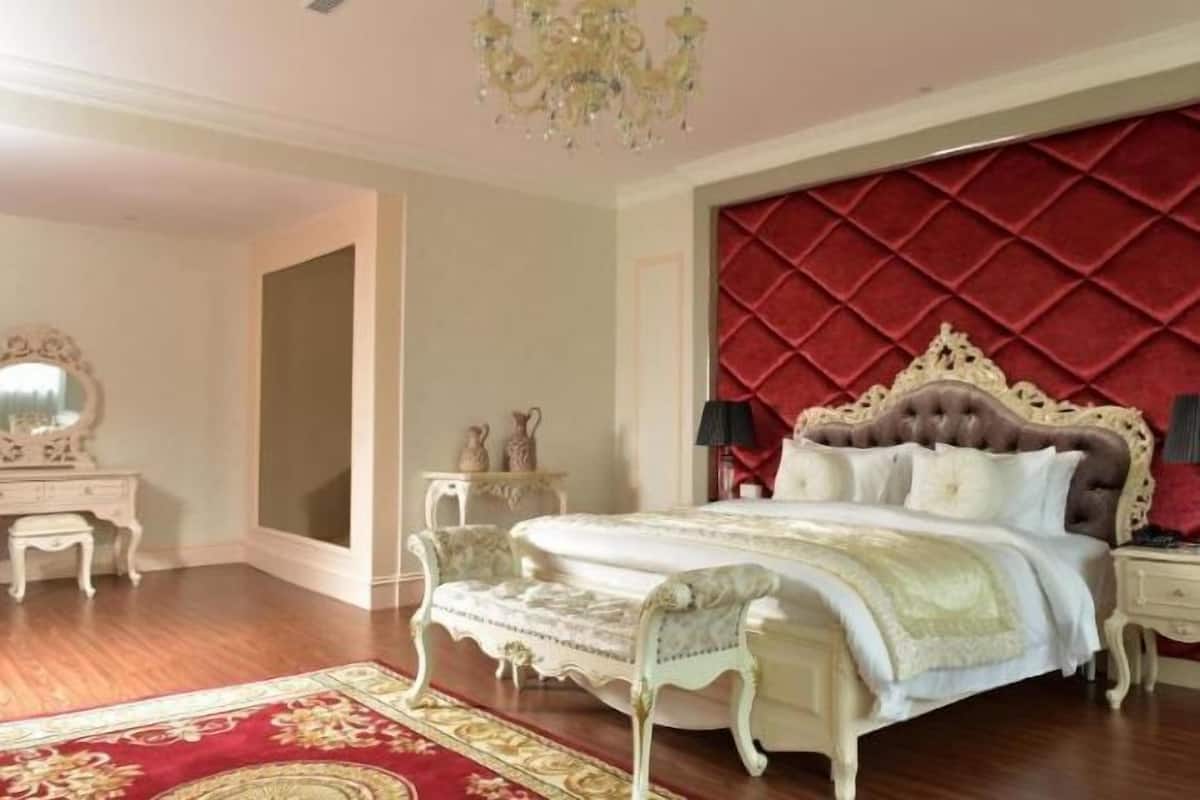 1 bedroom, premium bedding, minibar, in-room safe