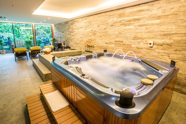 Couples treatment rooms, sauna, steam room, body treatments