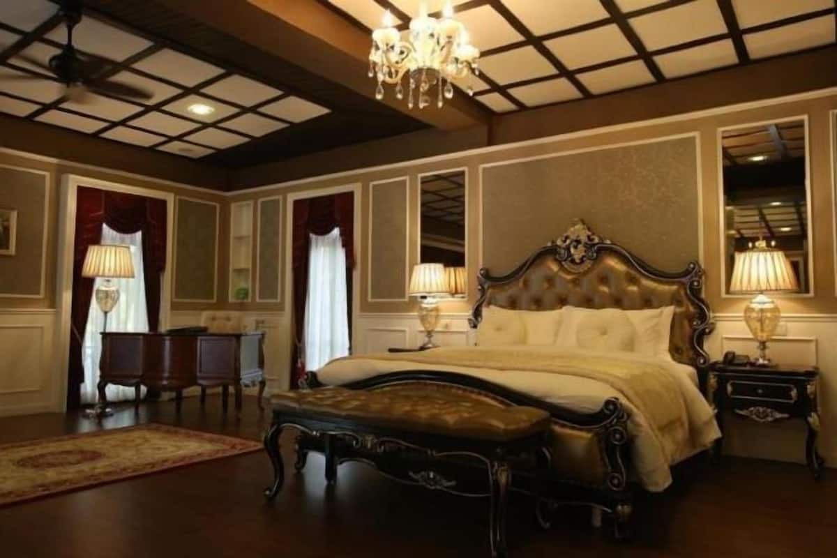 1 bedroom, premium bedding, minibar, in-room safe