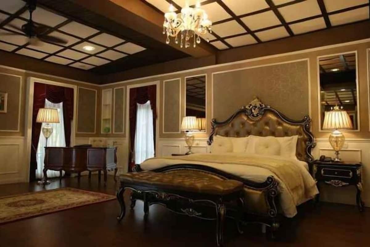 1 bedroom, premium bedding, minibar, in-room safe