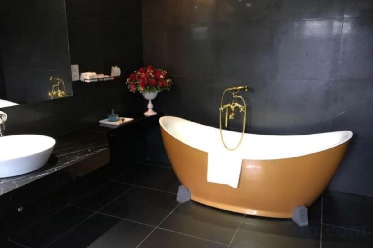Bathroom | Separate bathtub and shower, deep-soaking bathtub, free toiletries
