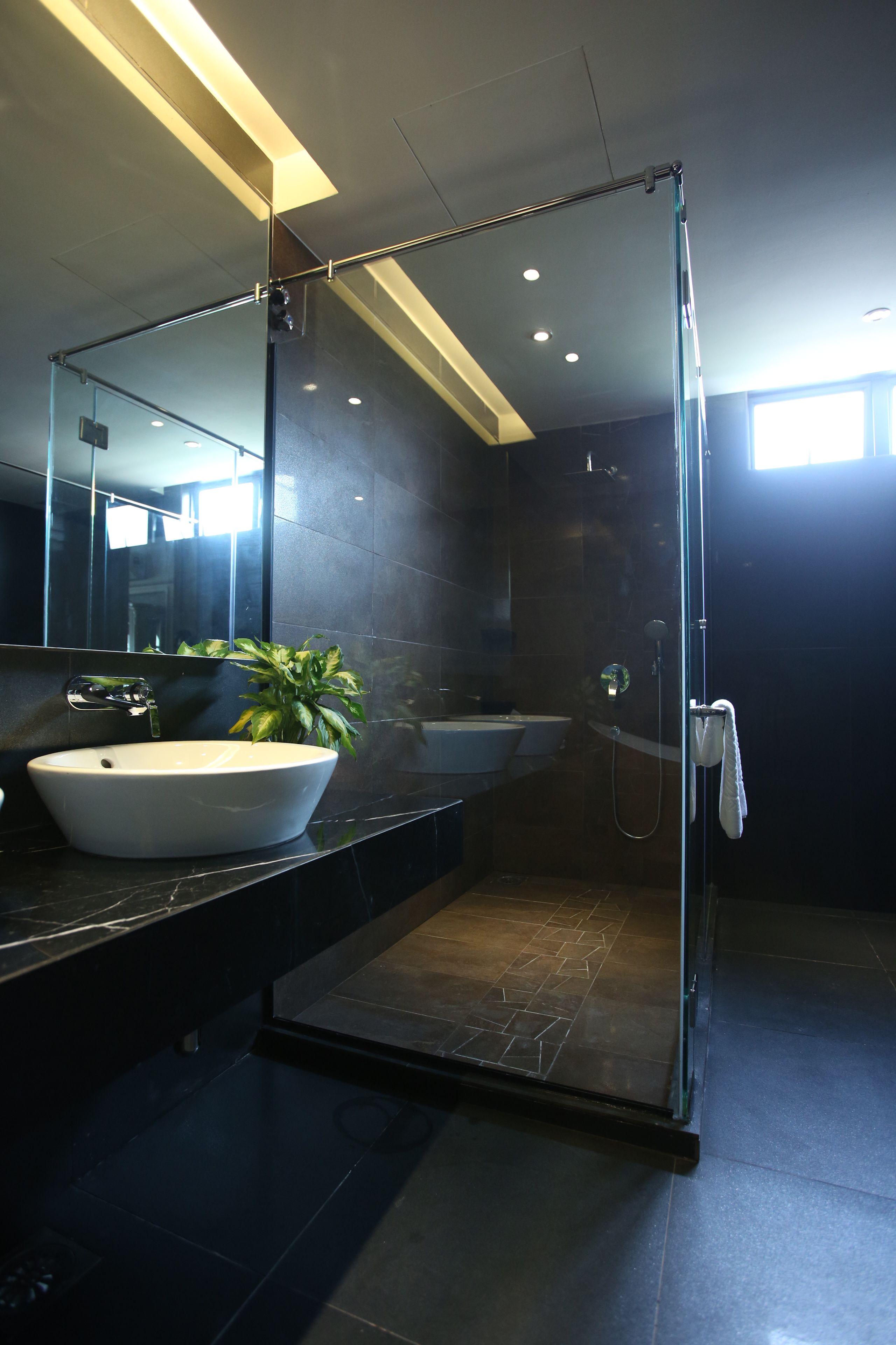 Separate bathtub and shower, deep-soaking bathtub, free toiletries