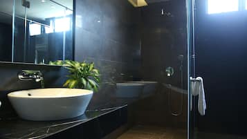 Separate bathtub and shower, deep-soaking bathtub, free toiletries