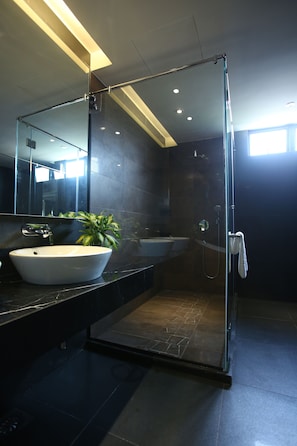 Baignoire et douche séparées, baignoire profonde