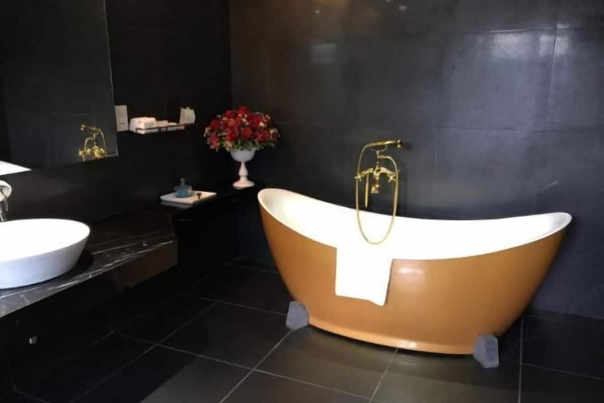 Bathroom | Separate tub and shower, deep soaking tub, free toiletries, hair dryer