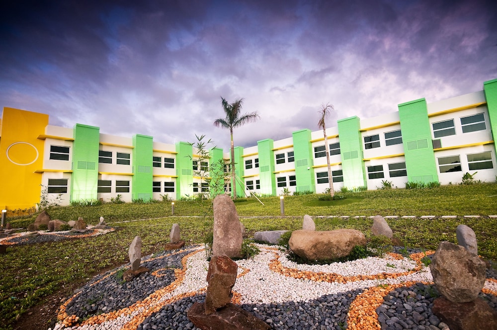 Go Hotels Dumaguete by null