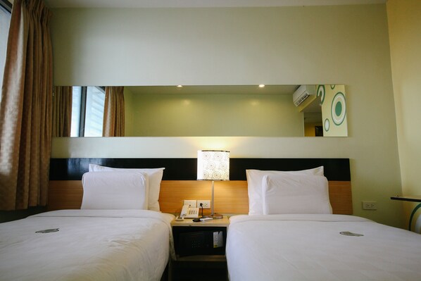 Caja de seguridad en la habitación y escritorio