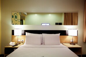In-room safe, desk, laptop workspace, iron/ironing board - Go Hotels Iloilo (Iloilo)