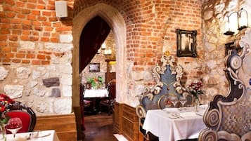 供應早餐、午餐、晚餐;波蘭菜