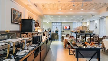 Free daily buffet breakfast