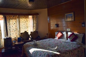 Premium bedding, in-room safe, desk, rollaway beds