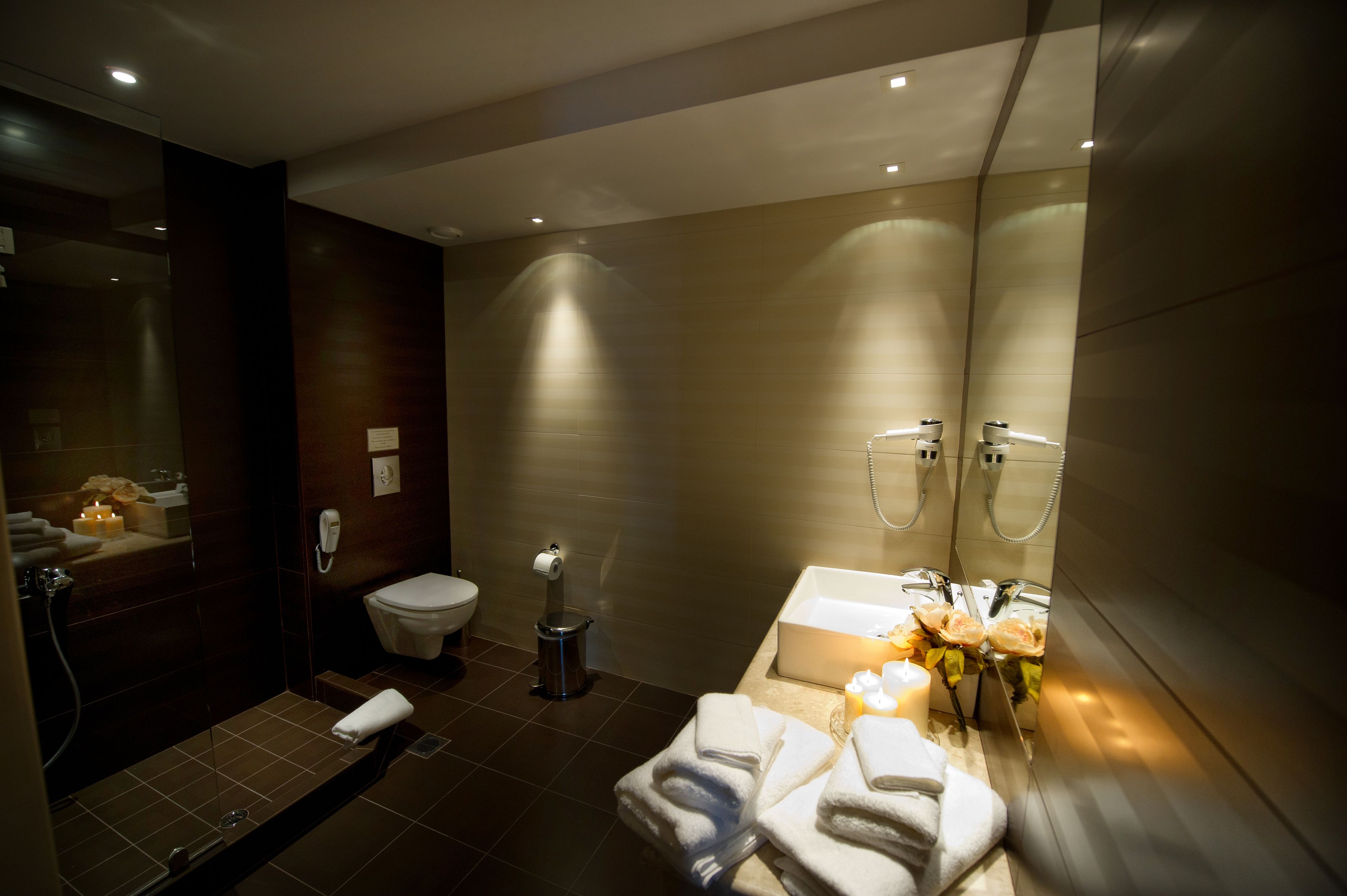suite, 1 bedroom, lake view | bathroom | shower, free toiletries, hair dryer, slippers