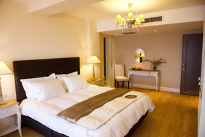 ห้องสวีท, 1 ห้องนอน, วิวทะเลสาบ | เครื่องนอนระดับพรีเมียม, โต๊ะทำงาน, ห้องเก็บเสียง