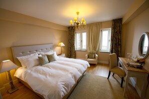 Dobbeltrom, 1 soverom, utsikt mot innsjø | Sengetøy av topp kvalitet, skrivebord og lydisolert