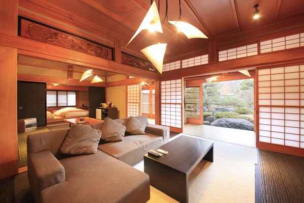 Suite ejecutiva, para no fumadores | Caja de seguridad en la habitación, cortinas blackout y wifi gratis 