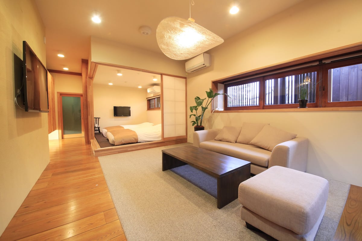 Premier Suite, Non Smoking | 1 bedroom, in-room safe, blackout drapes, free WiFi