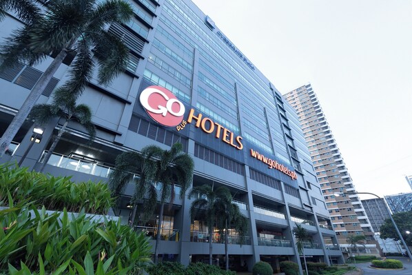 A modern hotel building with a prominent sign for 'GO HOTELS'. - Go Hotels Plus Mandaluyong (Mandaluyong)