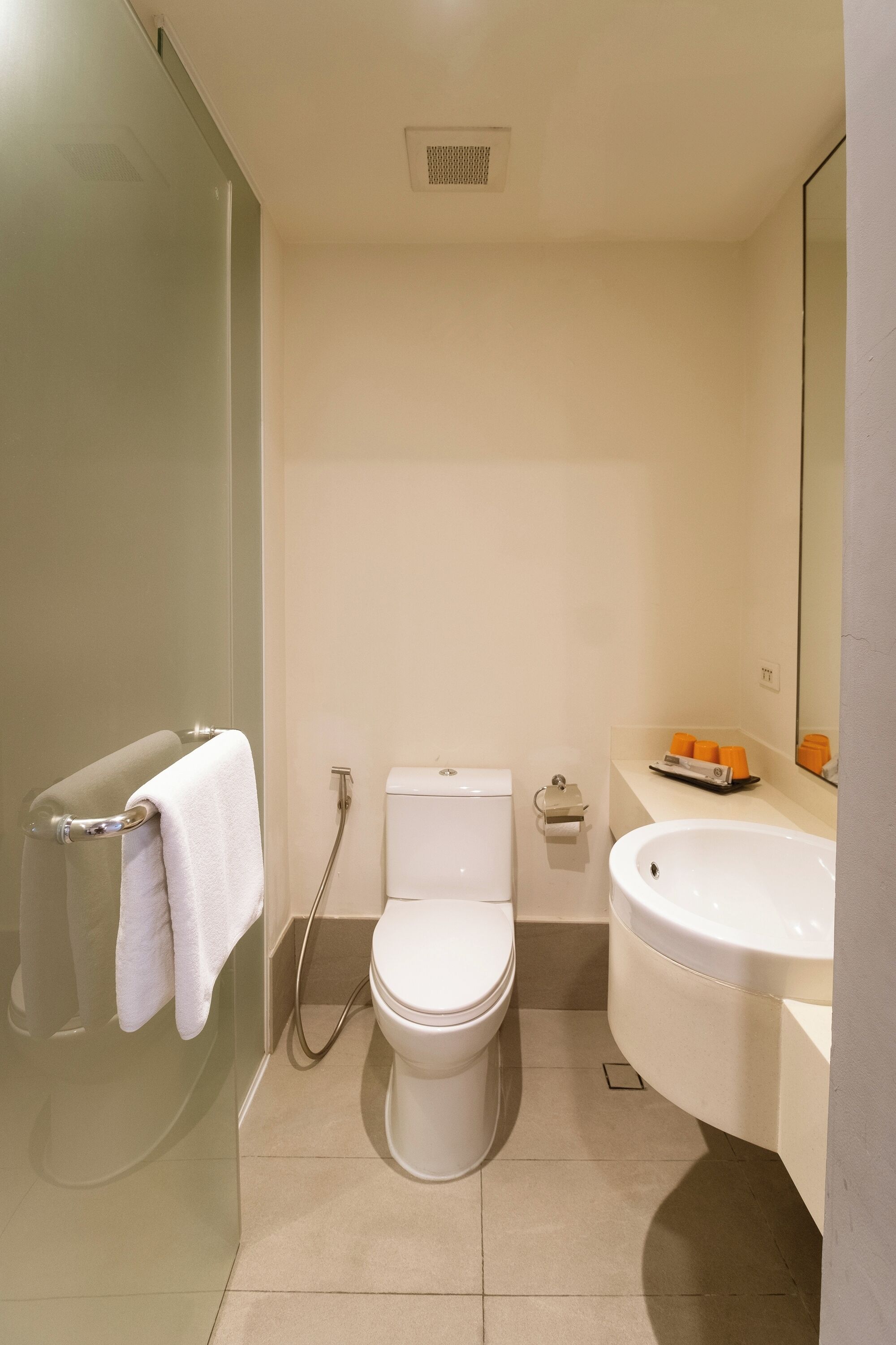 Un baño moderno con inodoro, ducha y bañera.
