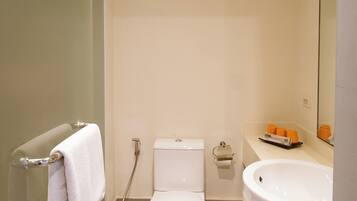 Un baño moderno con inodoro, ducha y bañera.