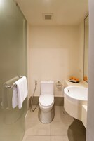 Un baño moderno con inodoro, ducha y bañera.