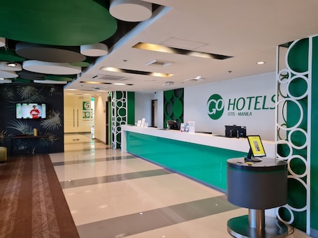 Meja sambut tetamu. Go Hotels Otis - Manila