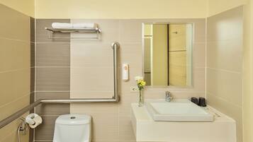 Kahden hengen standard-huone (kaksi sänkyä) | Kylpyhuone | Suihku, sadesuihkupää, ilmaiset hygieniatuotteet, hiustenkuivaaja