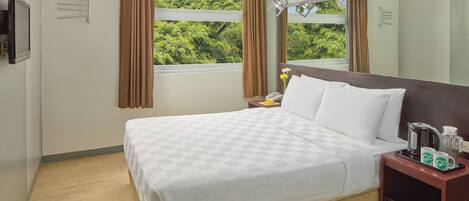 Standard Queen Room | In-room safe, desk, laptop workspace, iron/ironing board