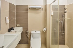 Standard Queen Room | Bathroom - Go Hotels Puerto Princesa (Puerto Princesa)