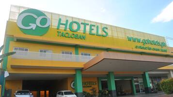 Vista frontal de la propiedad